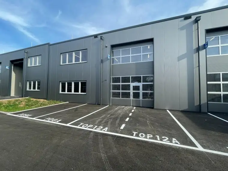 KURZZEITMIETE MÖGLICH! Betriebs-/ Produktions- oder Lagerhallen von 119 &amp; 122 m² Fläche im Business Park Regau , 1A-Lage, Nähe A1 Westautobahn (Top 12a)