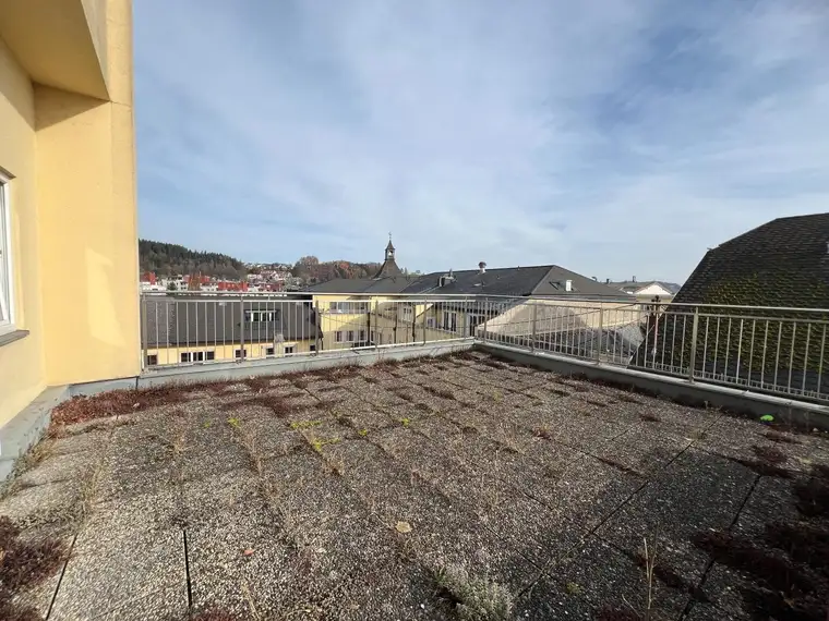 Leistbare Terrassenwohnung über den Dächern der Stadt mit Fernblick, XL-Loggia, XL -Terrasse, Aufzug, TG-Platz &amp; barrierefrei in 1A Lage Stadtplatz / Vöcklabruck