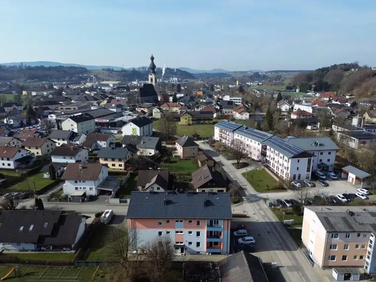 SCHNELLBEZUG! Leistbare 3-Zimmer-Wohnung mit Loggia und Kamin in ruhiger, zentraler Siedlungslage in Vöcklamarkt