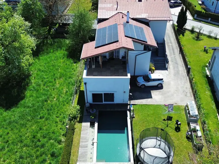 Großzügiges Mehrfamilienhaus mit Traum-Pool, Dachterrasse, Kachelofen, Balkon &amp; Terrasse vielseitig nutzbar Lindacher Straße / Roitham