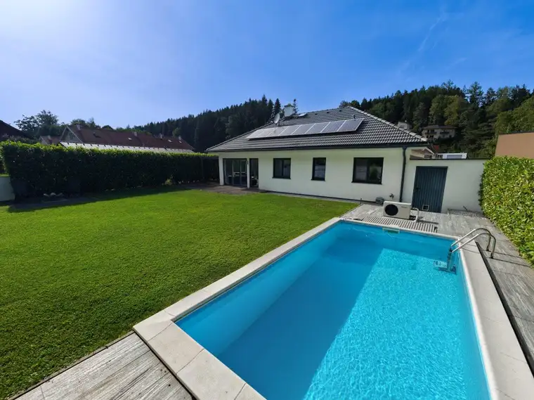 Traumhaftes Wohnen in Seenähe! Exklusiver Hartl-Haus Bungalow mit Pool, sonnigem Garten, Einzelgarage, Doppelcarport &amp; PV-Anlage in Seewalchen am Attersee