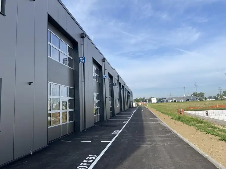 KURZZEITMIETE MÖGLICH! Betriebs-/ Produktions- oder Lagerhalle mit ca. 119 m² Fläche im Business Park Regau , 1A-Lage, Nähe A1 Westautobahn (Top 03a)