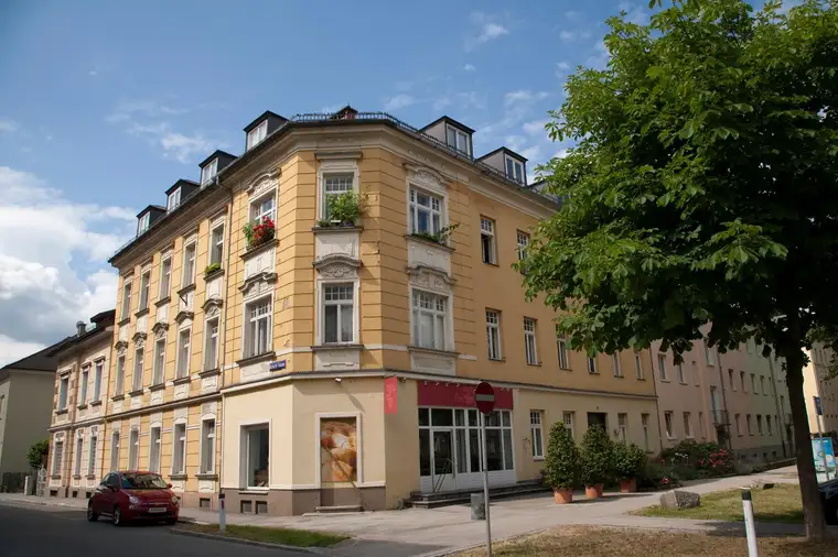 Geschäftsraum mit Sitzplätzen im Freien
