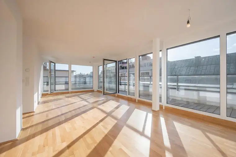 Wohnjuwel mit umlaufender Terrasse: lichtdurchflutetes Domizil mit großen Fensterflächen und Ankleidezimmer
