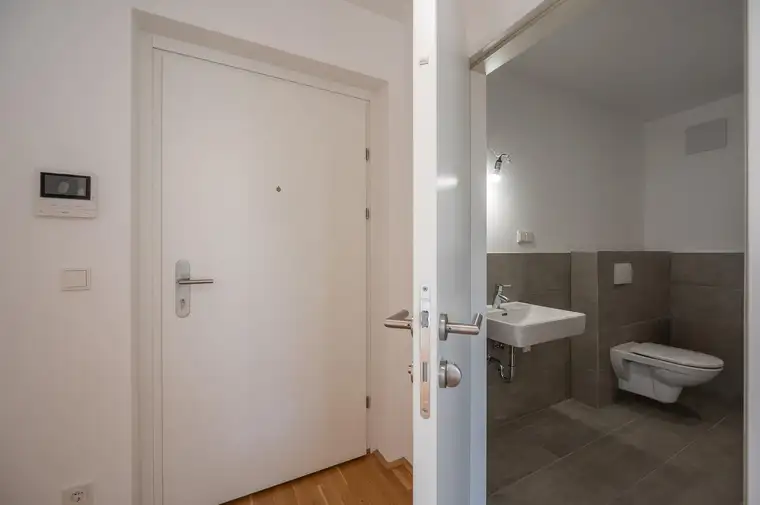 Wohnjuwel mit umlaufender Terrasse: lichtdurchflutetes Domizil mit großen Fensterflächen und Ankleidezimmer