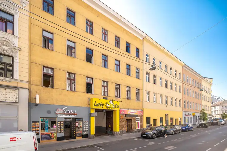 Mittelzinshaus mit Ausbaupotenzial und bester öffentlicher Verkehrsanbindung!