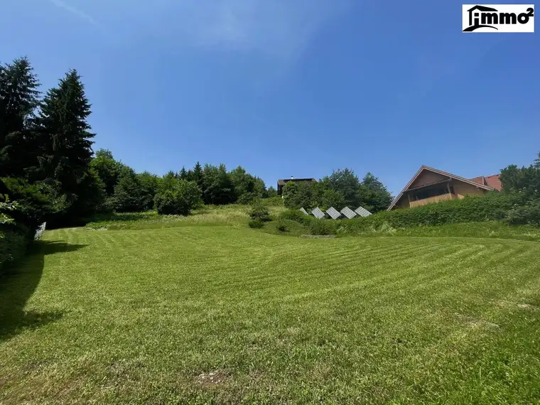 Man findet viele Grundstücke. Aber nur wenige wie dieses. Eine der letzten Möglichkeiten in absoluter Ruhelage über dem Wörthersee.