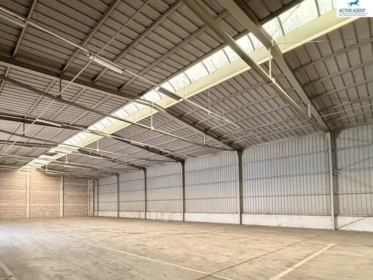 Große Lager/Verkauf/Produktionsfläche mit großem asphaltierten Vorplatz in Wr. Neustadt als Baurecht zu vergeben