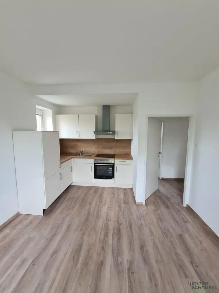 helle renovierte freundliche 2 Zimmer