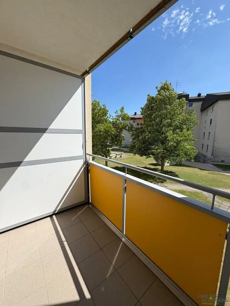 helle freundliche 3 Zimmer Wohnung mit Balkon