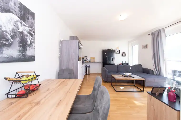 Moderne Neubauwohnung mit Terrasse und Blick ins Grüne