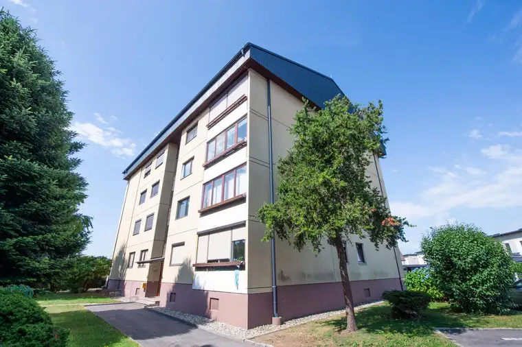 Großzügige Wohnung zum kleinen Preis! – Parkplatz inklusive!