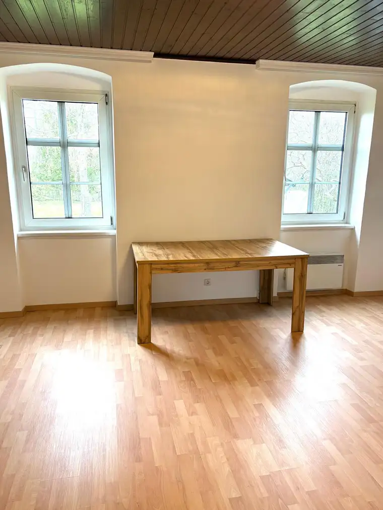 Ruheoase am Fuße der Rosalia mit Grünblick und Terrasse: 2 Zimmer Erdgeschosswohnung