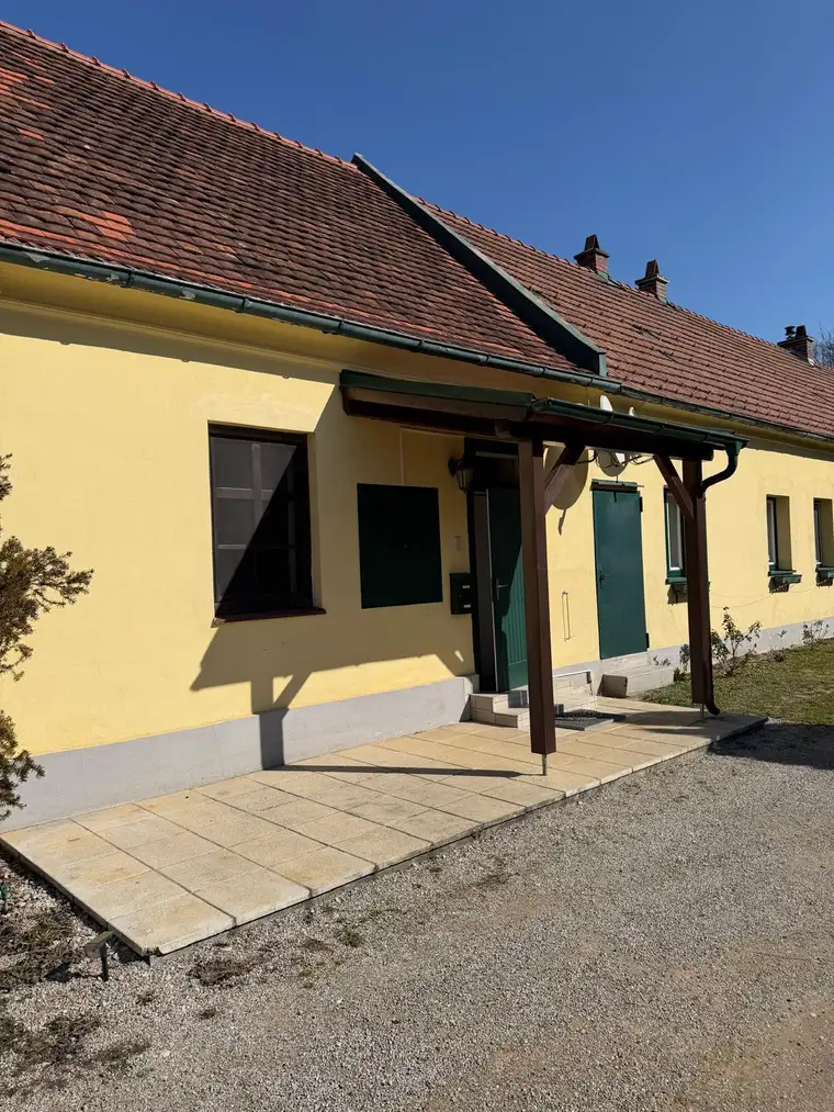 Ruheoase am Fuße der Rosalia mit Grünblick, Terrasse: und Garten: 2 Zimmer Erdgeschosswohnung