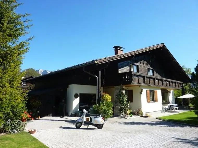 Charmantes Einfamilienhaus mit großem sonnigen Grundstück und traumhaftem Bergblick