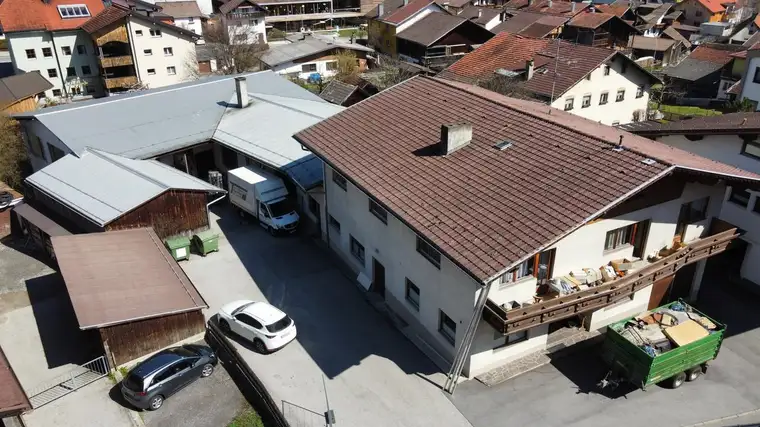 Wohnhaus mit großem Grundstück samt Betriebsgebäude