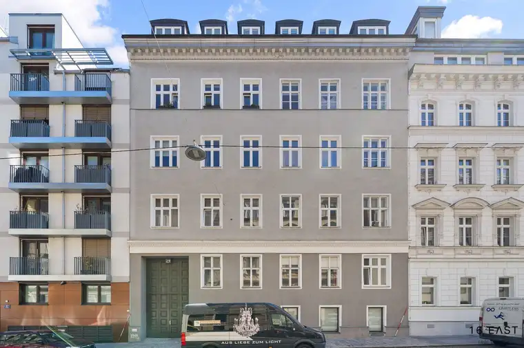 Helle Dachgeschosswohnung mit 2 Zimmern in Toplage beim Kardinal-Nagl-Platz