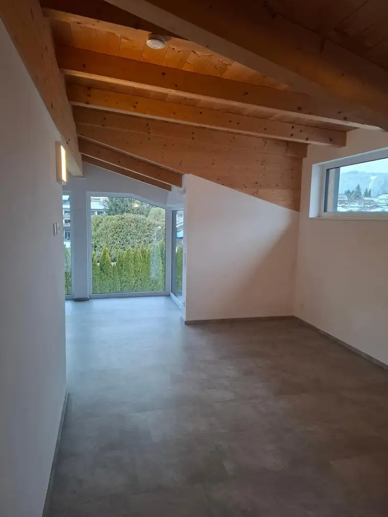 Exklusives DG-Highlight in Saalfelden: Moderne 83,84 qm Neubauwohnung mit Sichtdachstuhl, Wintergarten &amp; Bergpanorama
