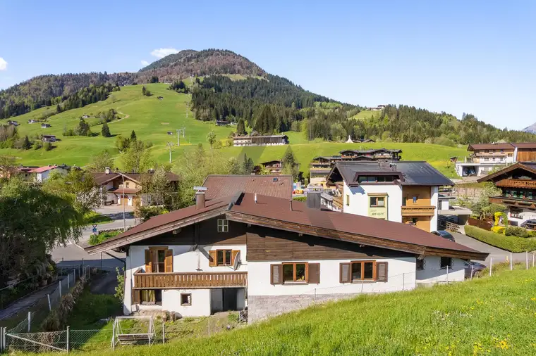 Hohe Baumassendichte: Zentrumsnahes Grundstück mit Altbestand und direkter Pistenanbindung