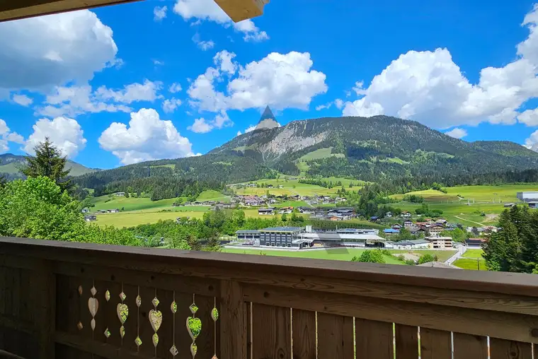 Neubau: Tiroler Chalets mit Blick in die Bergwelt