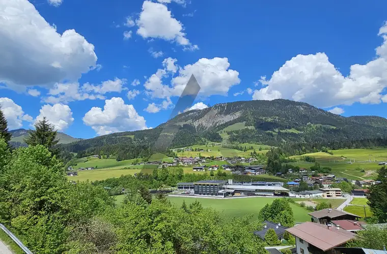 Neubau: Tiroler Chalets mit Blick in die Bergwelt