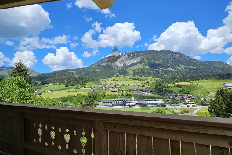 Neubau: Tiroler Chalets mit Blick in die Bergwelt