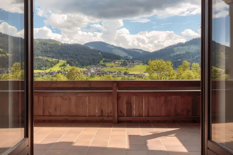 Miete: Sonnige Dachgeschosswohnung mit Berg- &amp; Fernblick