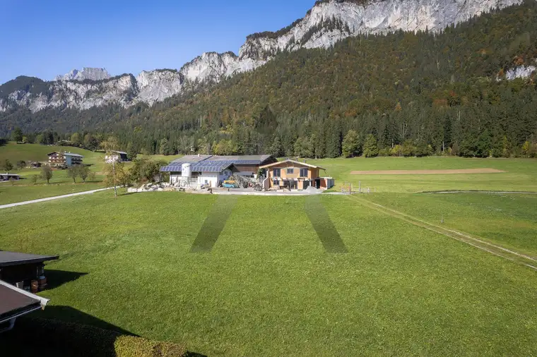 Bungalow mit Entwicklungspotenzial in idyllischer Naturlage mit Bergblick