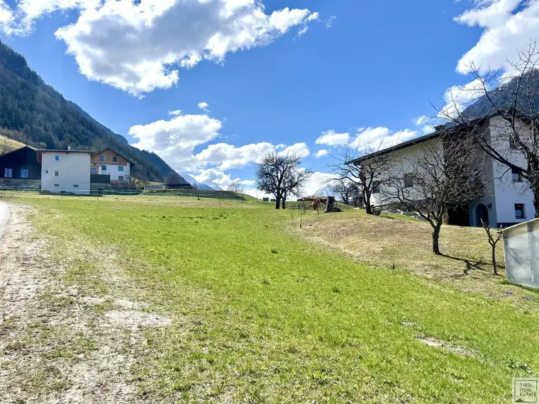 Sonniges Baugrundstück mit ca. 856m² in Tösens