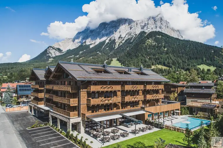 Tiroler Alpenzauber: Luxuriöses Gartenapartment am Fuße der Zugspitze