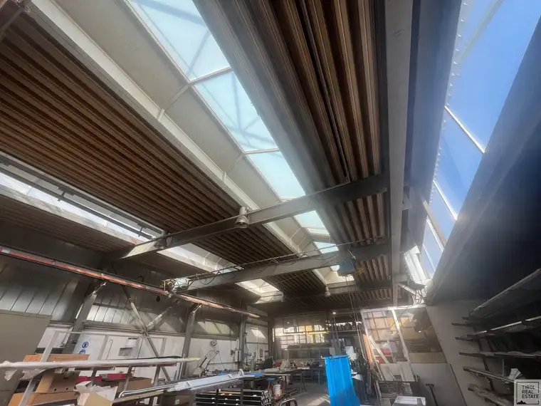 Lagerhalle mit bester Infrastruktur und großer Außenfläche
