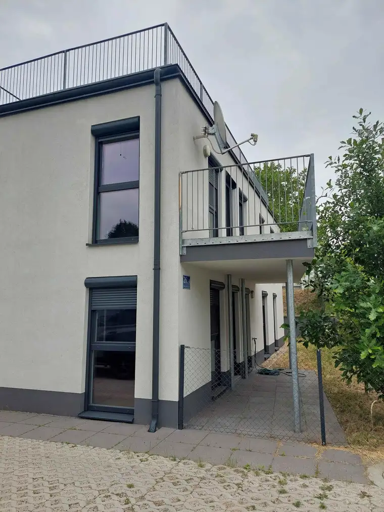 Erdgeschoss-Wohnung in Zweifamilienhaus