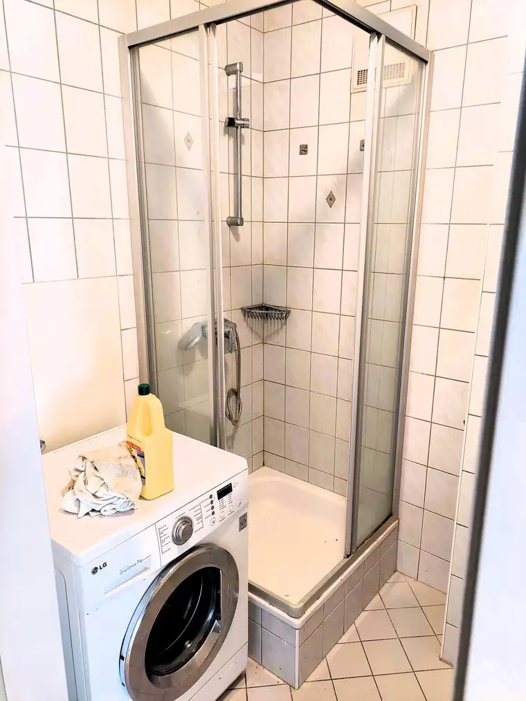 Inklusivmiete: Attraktive Einzimmer-Wohnung mit großer Terrasse und Erdwärmeheizung