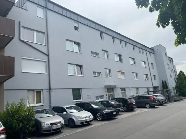 Gepflegte 2-Zimmer-Wohnung am Trauner Hauptplatz!
