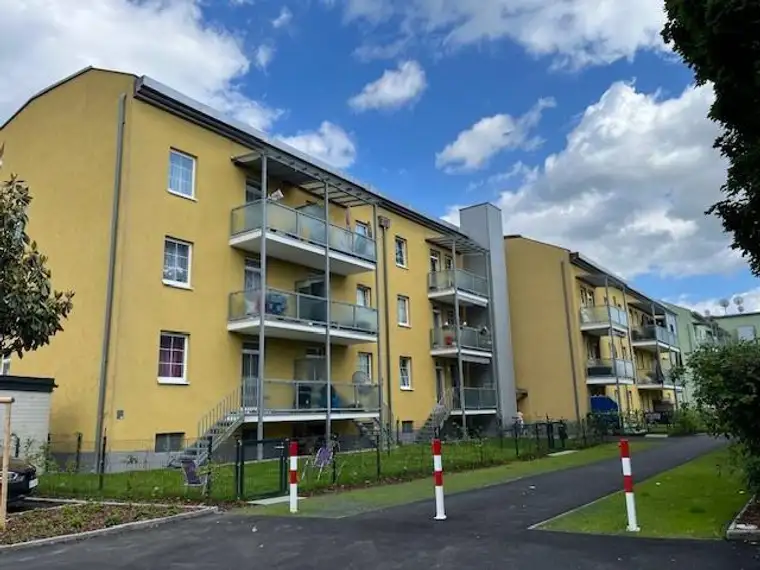 Sonnige, generalsanierte 2 Zimmerwohnung mit Dachterrasse!