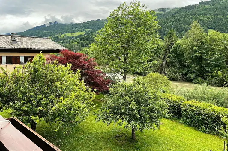 Alpine Lifestyle Wohnung mit Kachelofen, Badewanne und Balkon in Bruck an der Großglocknerstraße