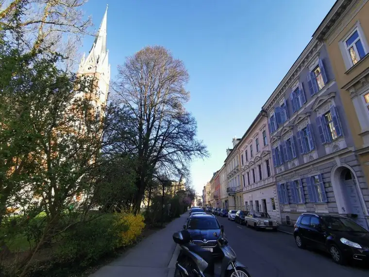 * * Stilvolle Altbauwohnung/Kanzlei/Büro/Ordination mit Balkon in repräsentativem Gründerzeithaus mitten im Herz-Jesu-Viertel! * *