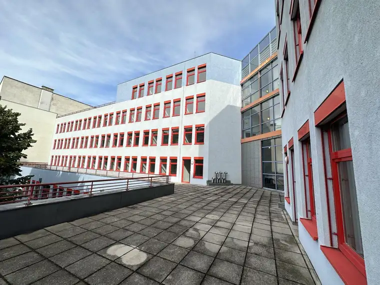 +++ BÜROGEBÄUDE IN GUTER LAGE MIT PERFEKTER INFRASTRUKTUR ZU VERKAUFEN +++