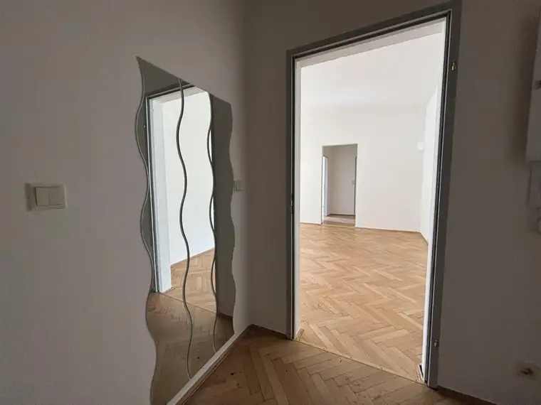 Lebendiges Viertel: Helle 2-Zimmer-Wohnung + extra Küche, in Lendplatz-Nähe