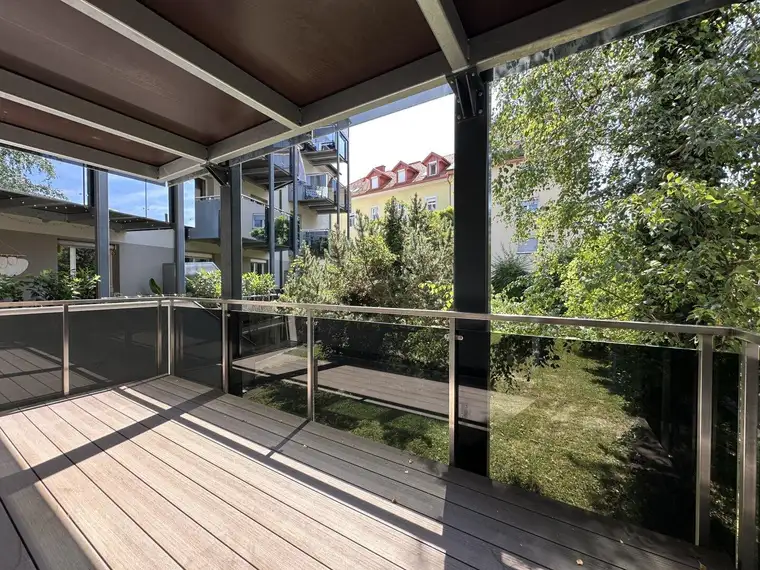 Helle 2-Zimmer-Wohnung mit Extraküche und großem Balkon mit Gartenblick
