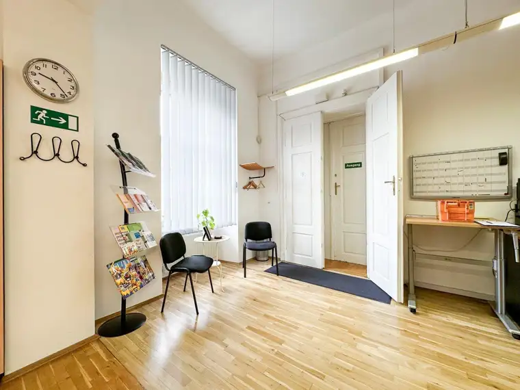 Großzügige Altbau-Bürofläche in repräsentativer Lage im Banken- und Geschäftsviertel