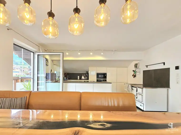 Sehr geräumige 5 Zimmer-Dachgeschoss-Wohnung