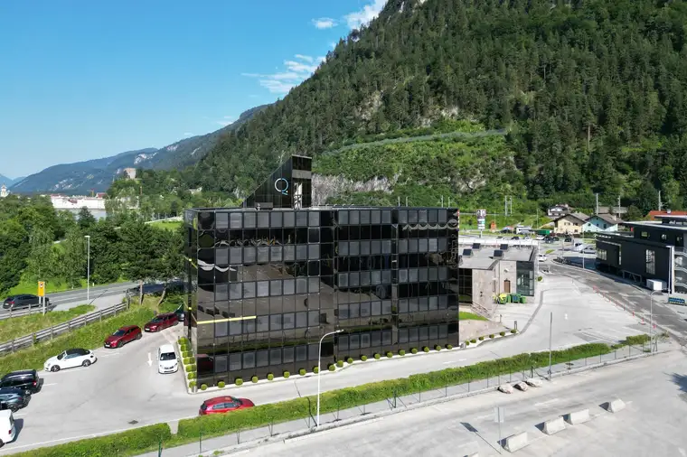 Modern saniertes Büro in Bestlage mit Parkplätzen