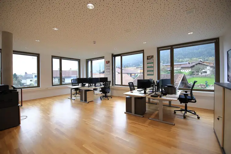Lichtdurchflutetes Büro im hochwertigen Neubau in Sistrans