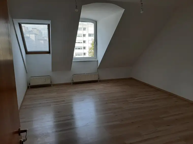 2-ZIMMER-BÜRO IM DACHGESCHOSS! MIETE INKL. HEIZUNG! UNBEFRISTET! PROVISIONSFREI!
