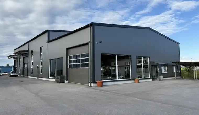 Moderne Gewerbeliegenschaft mit großzügiger Halle &amp; Showroom | 2022 Neubau