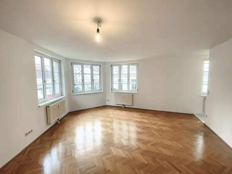 Stilvoll wohnen in zentraler Lage - Geräumige 2-Zimmer-Wohnung mit Einbauküche und Tiefgarage in 1050 Wien!