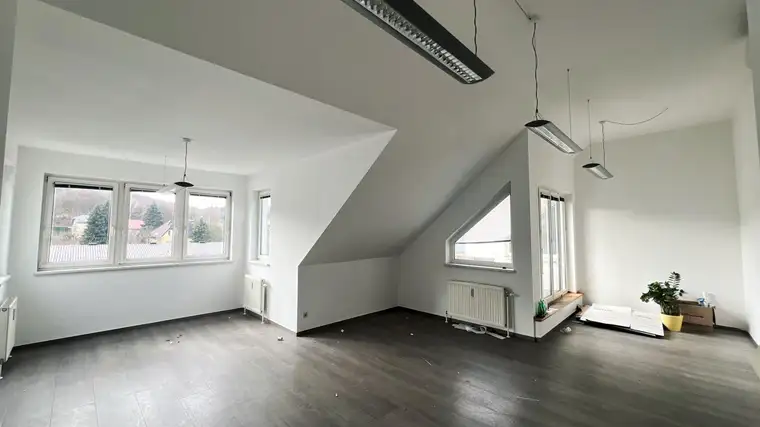 Dachgeschoss-Wohnung inkl. 2 Kfz-Stellplätzen! 3-Zimmer inkl. Klimaanlage!