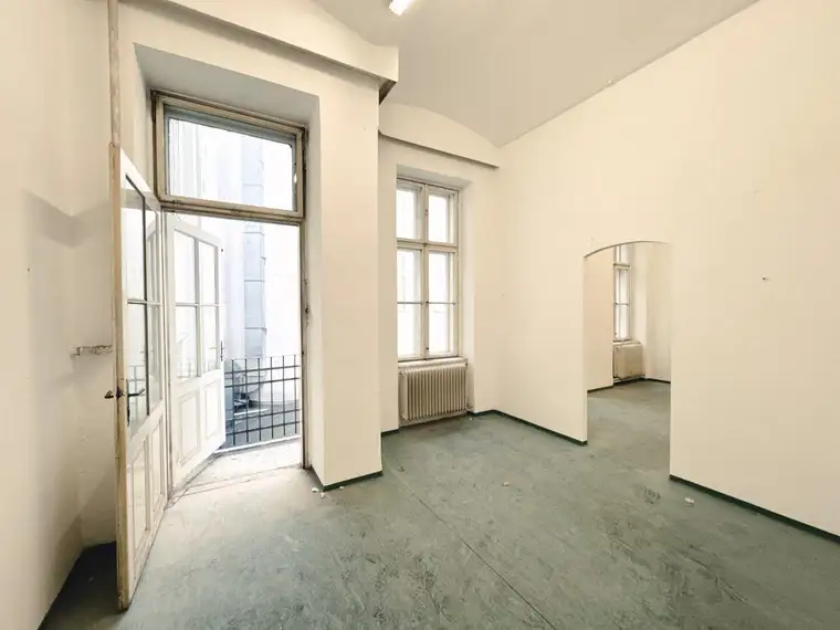 NEU! Sanierungsbedürftiges Büro mit Balkon in bester Innenstadtlage!