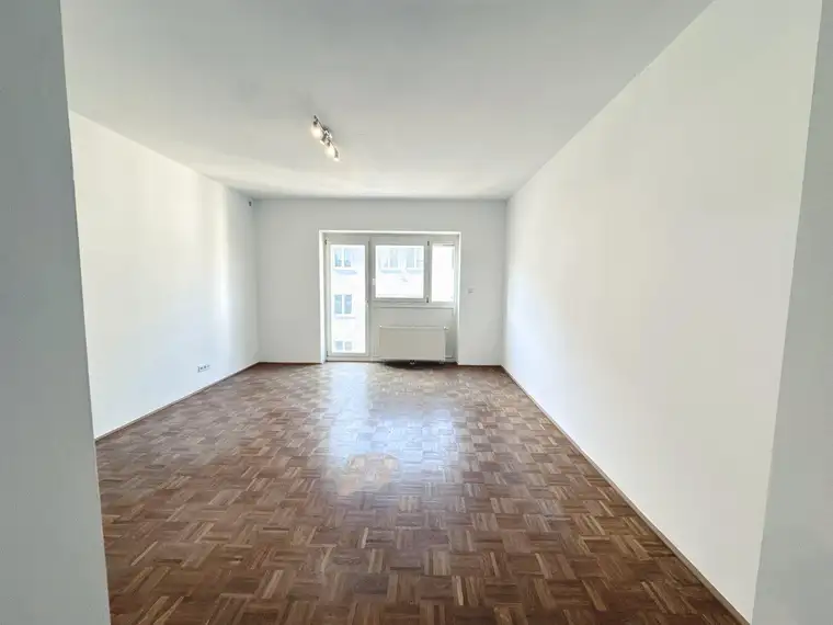 NEU! Geräumige 2-Zimmerwohnung nahe U6 zu vermieten! Parkplätze verfügbar!